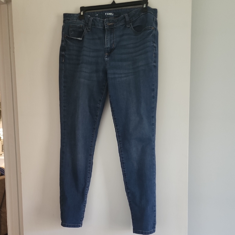 Sonoma Skinny Jeans with Tapered Fit and Classic Denim Look